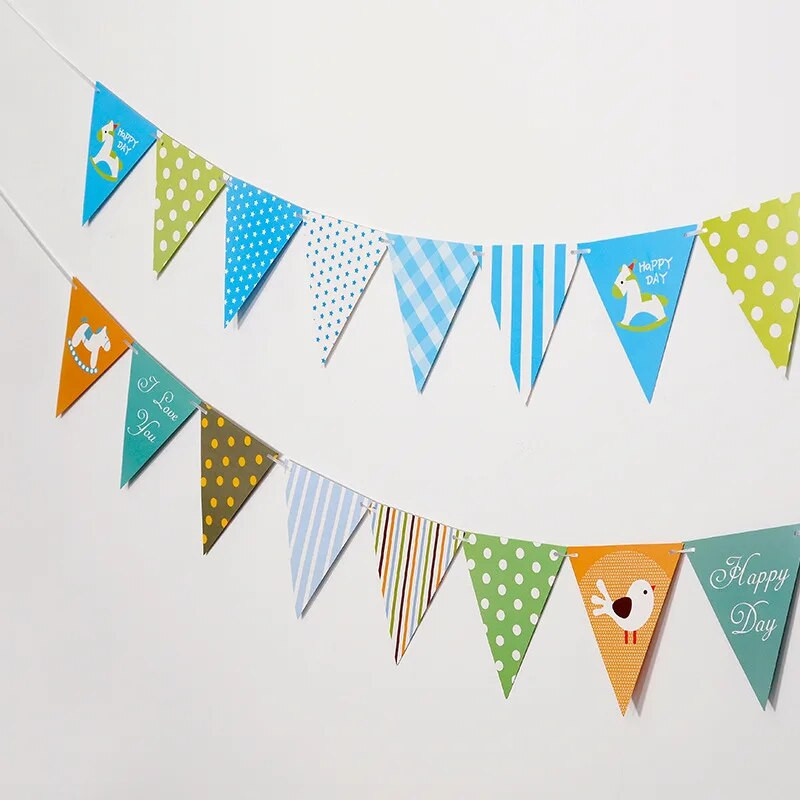 Сладък анимационен цветен дървен кон Триъгълник Флаг Парти за рожден ден Baby Shower Фон за детска градина Висящ гирлянд от овесарка