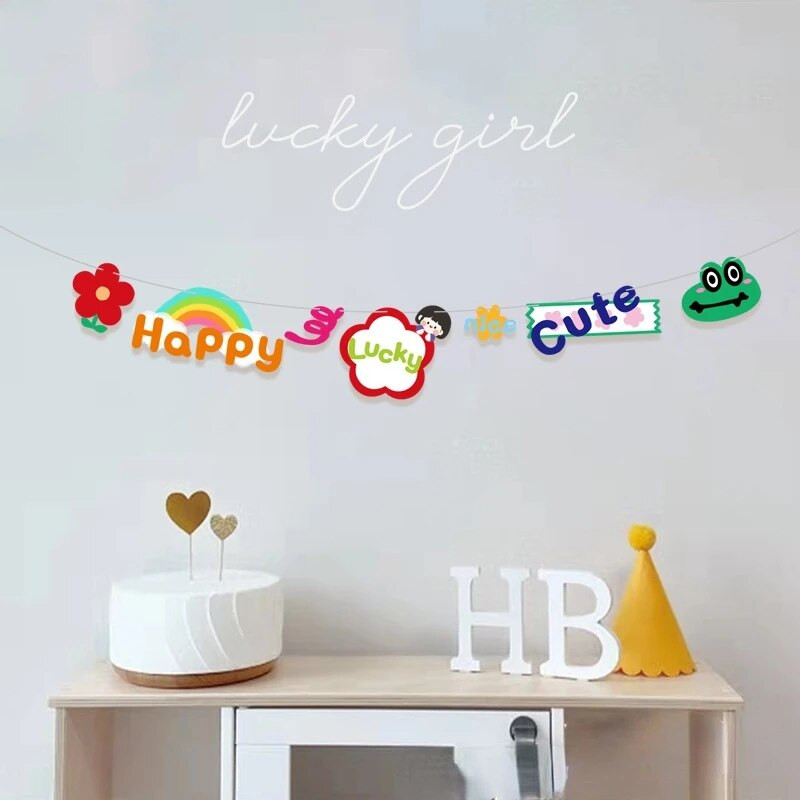 Graži laiminga mergina traukianti vėliavą girlianda Vaikų gimtadienio vakarėlis darželio klasės fone kabanti reklamjuostės „pasidaryk pats“ dekoracija