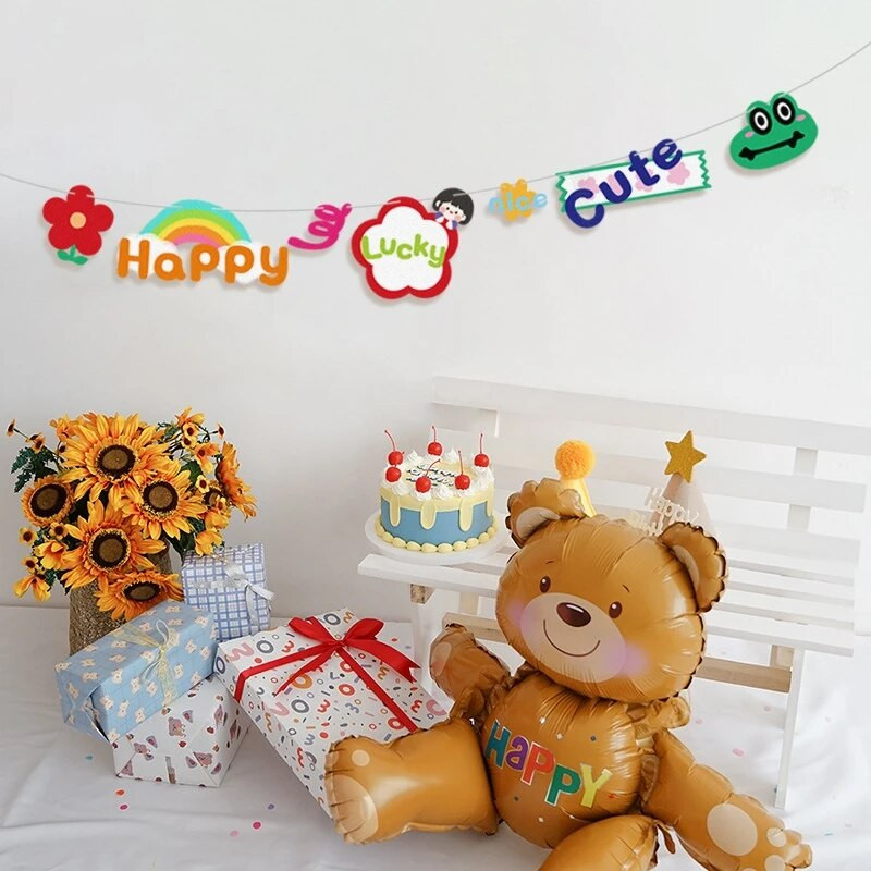Graži laiminga mergina traukianti vėliavą girlianda Vaikų gimtadienio vakarėlis darželio klasės fone kabanti reklamjuostės „pasidaryk pats“ dekoracija