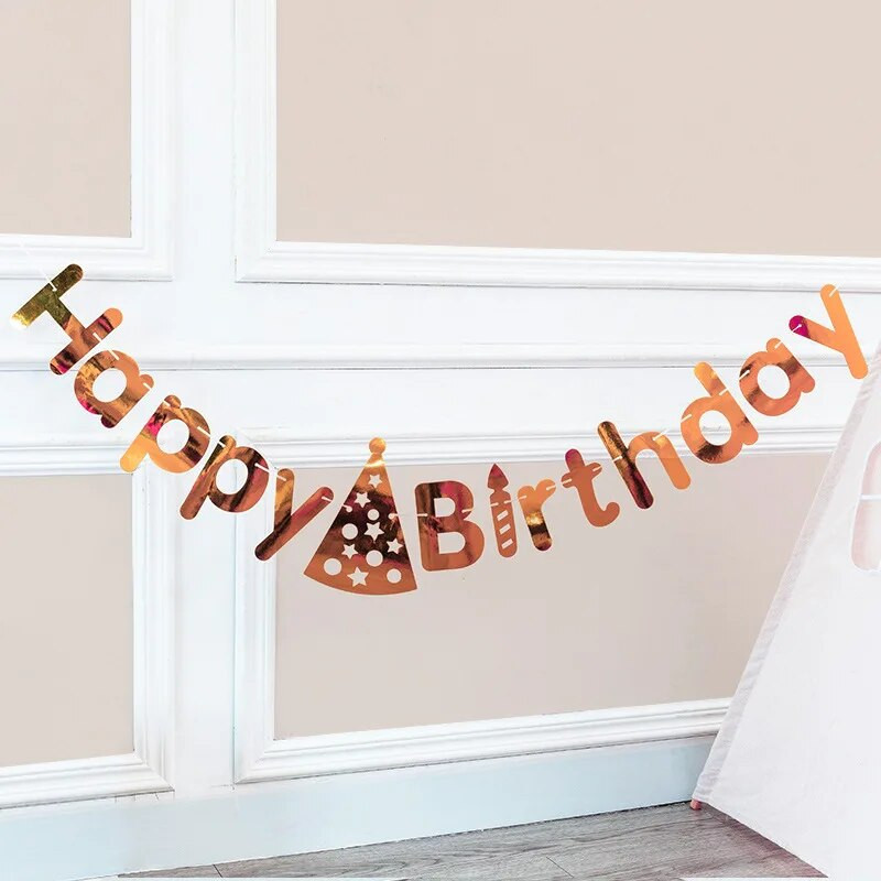 Aukso ir sidabro spalvos gimtadienio skrybėlės raidžių reklamjuostė papuošta vėliavų girlianda Gimtadienio dekoracija