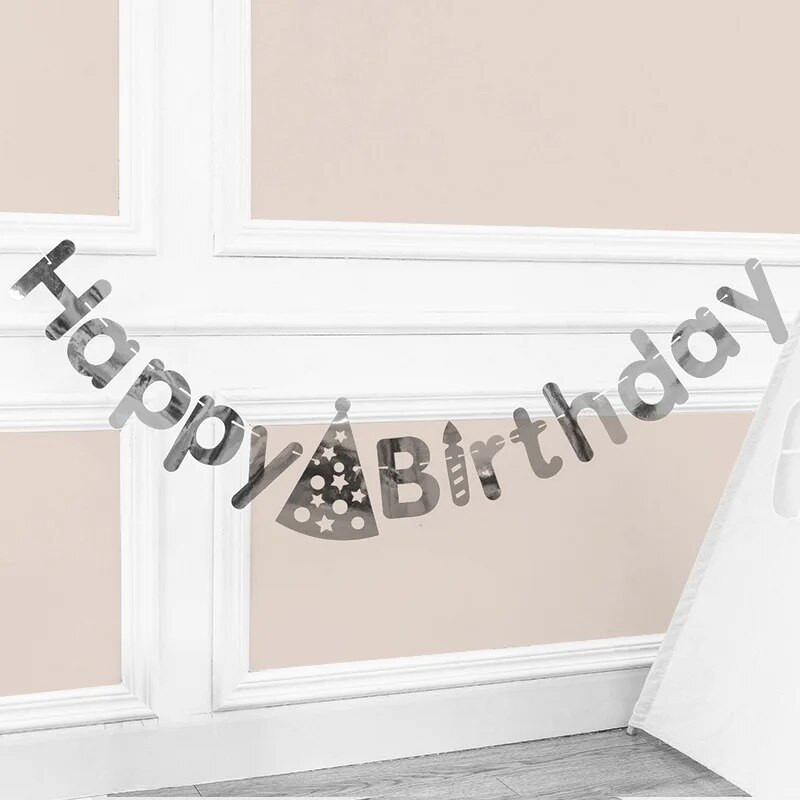 Aukso ir sidabro spalvos gimtadienio skrybėlės raidžių reklamjuostė papuošta vėliavų girlianda Gimtadienio dekoracija