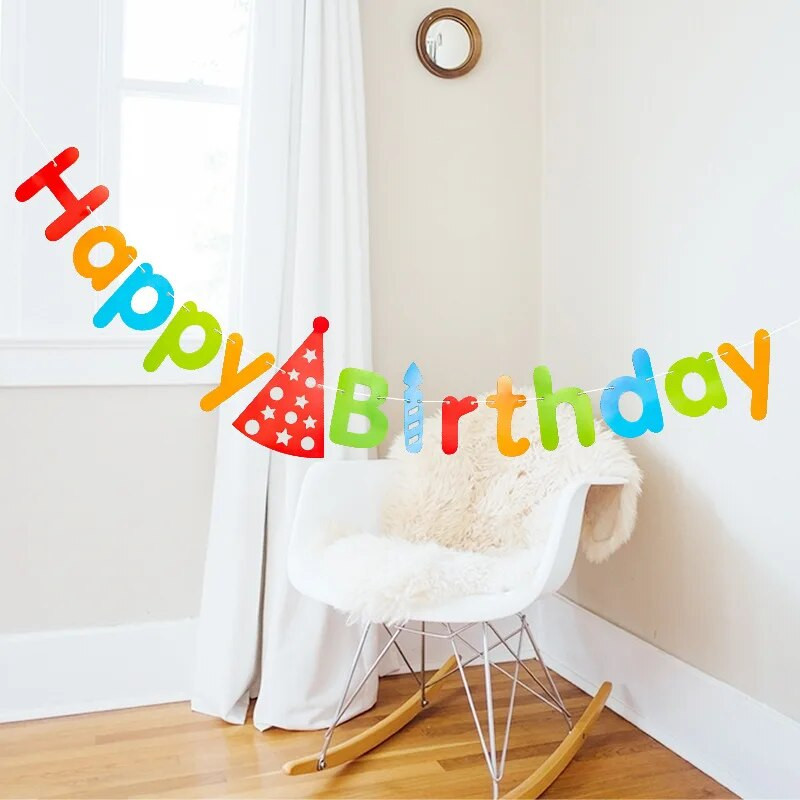 Aukso ir sidabro spalvos gimtadienio skrybėlės raidžių reklamjuostė papuošta vėliavų girlianda Gimtadienio dekoracija