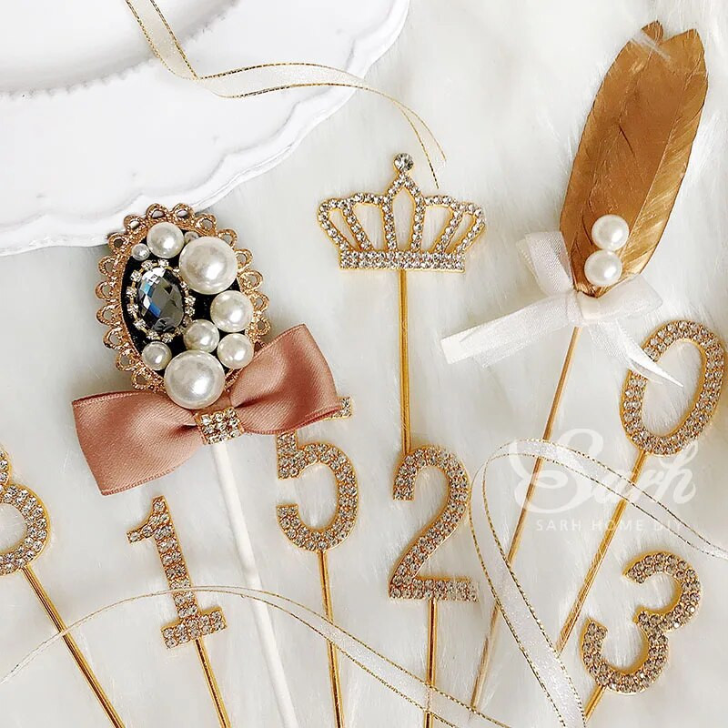 1 vnt. aukso deimantais nusagstytas numeris "0-9" "Crown Collection" tortas, skirtas vakarėlio dekoravimui Desertui gražios dovanos