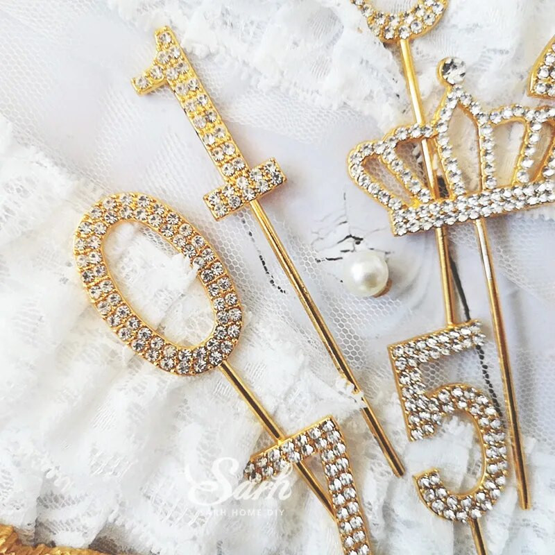 1 vnt. aukso deimantais nusagstytas numeris "0-9" "Crown Collection" tortas, skirtas vakarėlio dekoravimui Desertui gražios dovanos