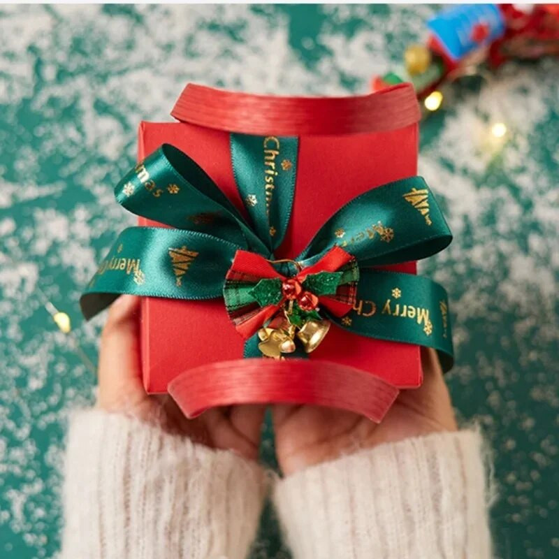 Klasikinė raudona kalėdinė dovanų dėžutė su rankena Bowknot kaspinu varpelio dekoro popieriaus užpildymo laiškų spausdinimo kubinė dovana pakavimo dovanų dėžutė