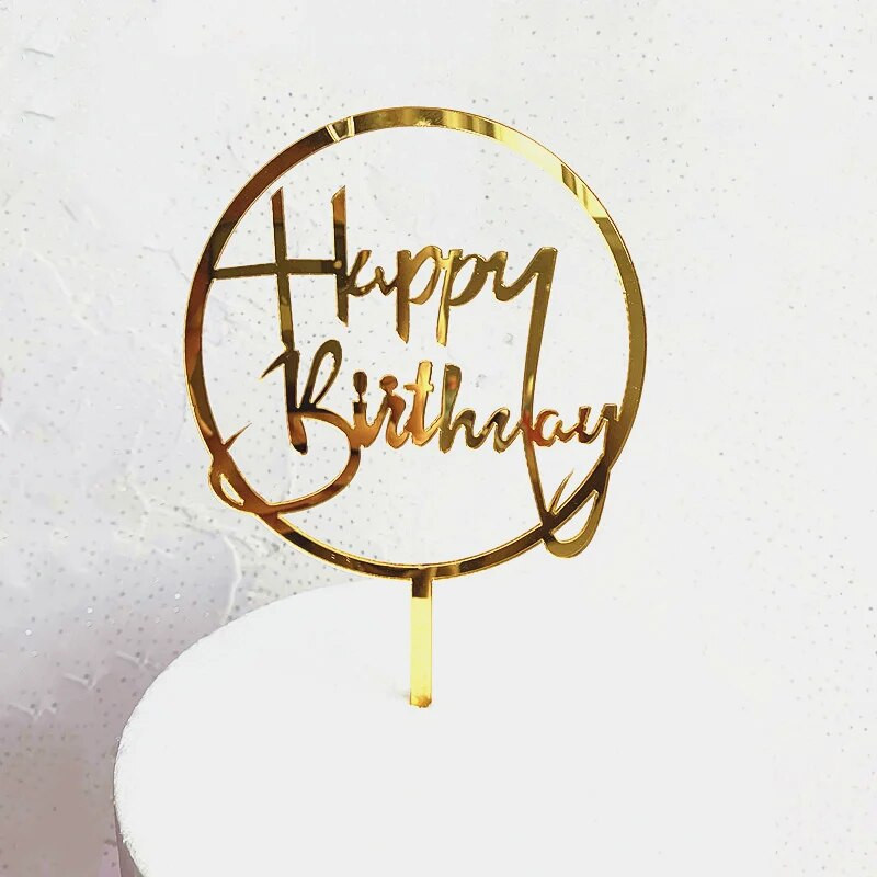 Naujas kūrybingas rožinės spalvos aukso spalvos pyragas su gimtadieniu