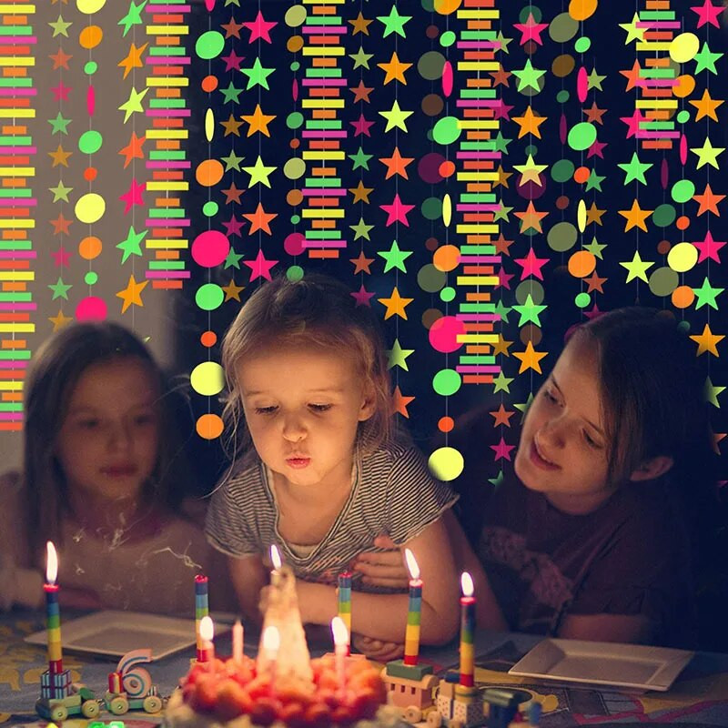 Šviečianti vakarėlio švytėjimas tamsioje popierinėje stygoje Žvaigždės girlianda kabantys pakabukai su gimtadieniu vestuvių vakarėliui papuošti