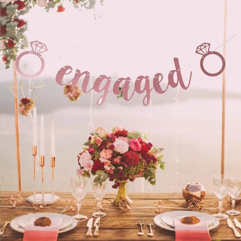 Aukso blizgučiai romantiška sužadėtuvių reklaminė juosta, skirta mergvakario sužadėtuvių dekoravimui