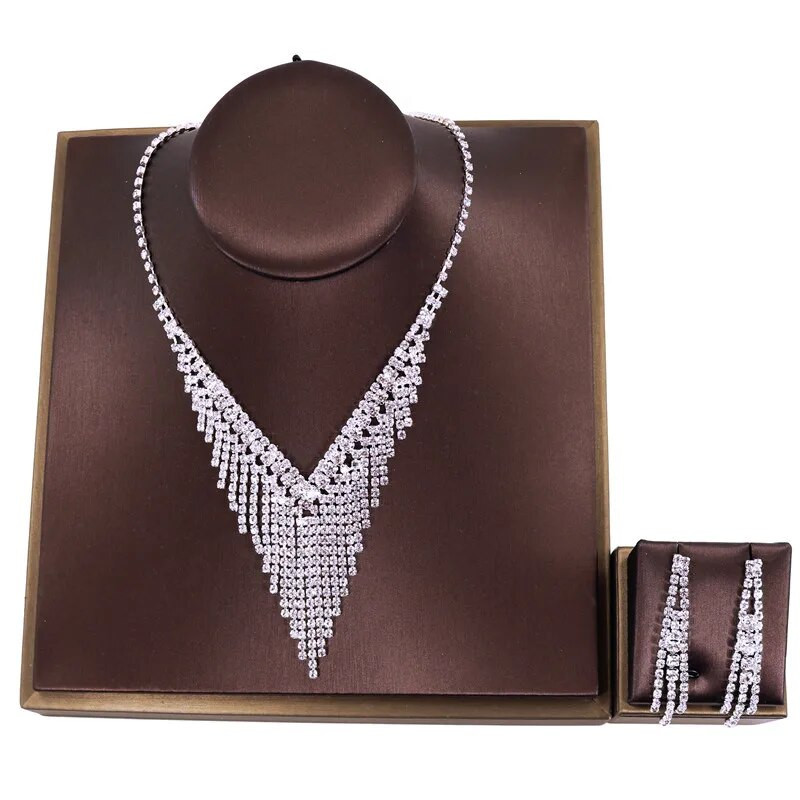 Luksuzni komplet mladenkinog nakita s kristalima i kićankama V oblik posrebrena vjenčanica s kristalima, ogrlica, set naušnica, ženski dar