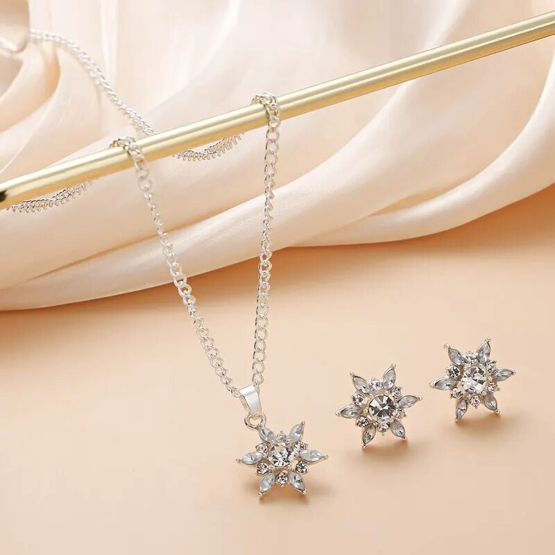 Lumehelbekujulised kristallist ehtekomplektid hõbedase värvi kaelakee kõrvarõngad tsingisulamist naisele peol pulmas luksuslik romantiline stiil