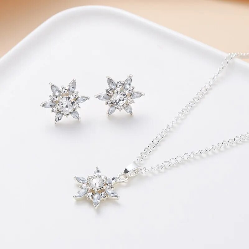 Lumehelbekujulised kristallist ehtekomplektid hõbedase värvi kaelakee kõrvarõngad tsingisulamist naisele peol pulmas luksuslik romantiline stiil