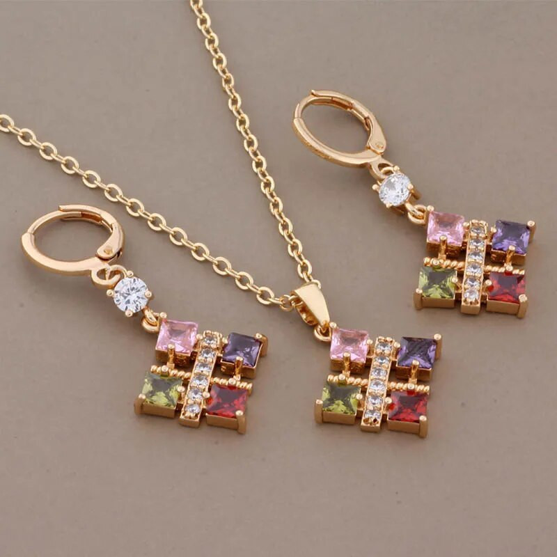 Uued trendikõrvarõngad ja ripatsite komplektid naistele kullavärvi naturaalse tsirkooniga Ebatavaline kõrvarõngaste mood Luksuslik elegantne naiste komplekt