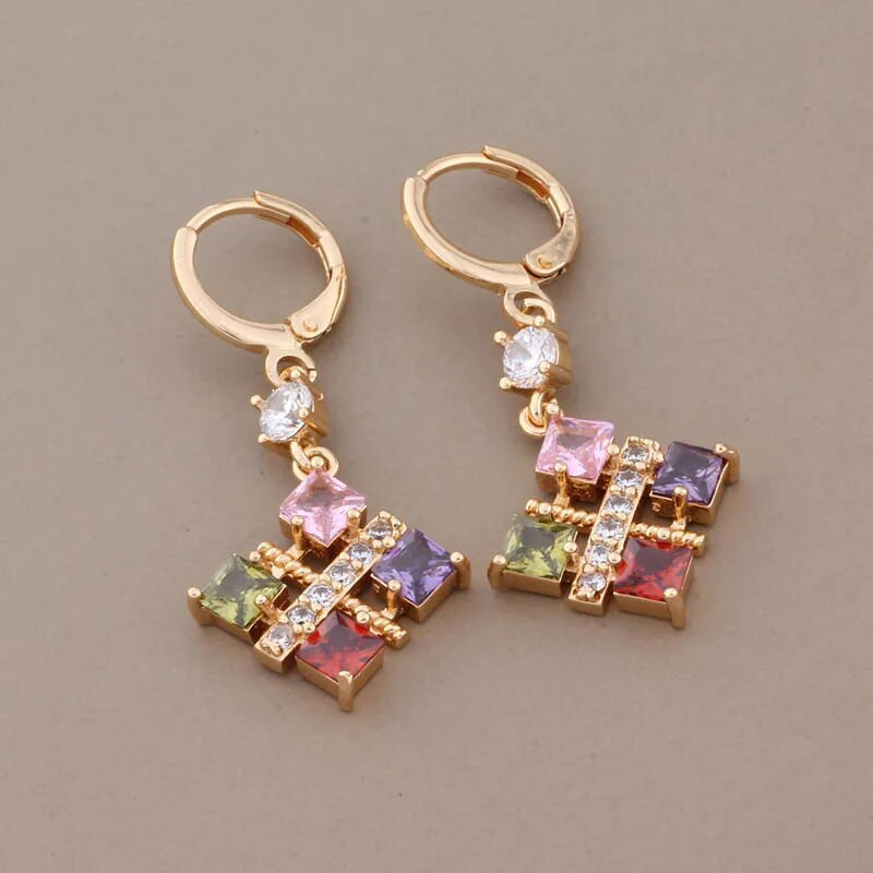 Uued trendikõrvarõngad ja ripatsite komplektid naistele kullavärvi naturaalse tsirkooniga Ebatavaline kõrvarõngaste mood Luksuslik elegantne naiste komplekt