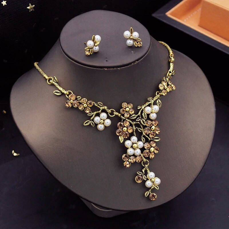 Imeilusad pärlitest pruudi ehete komplektid naistele Luksuslik kaelakee kaelakee kõrvarõngad pulmakleit pruudi kaelakee komplektid mood