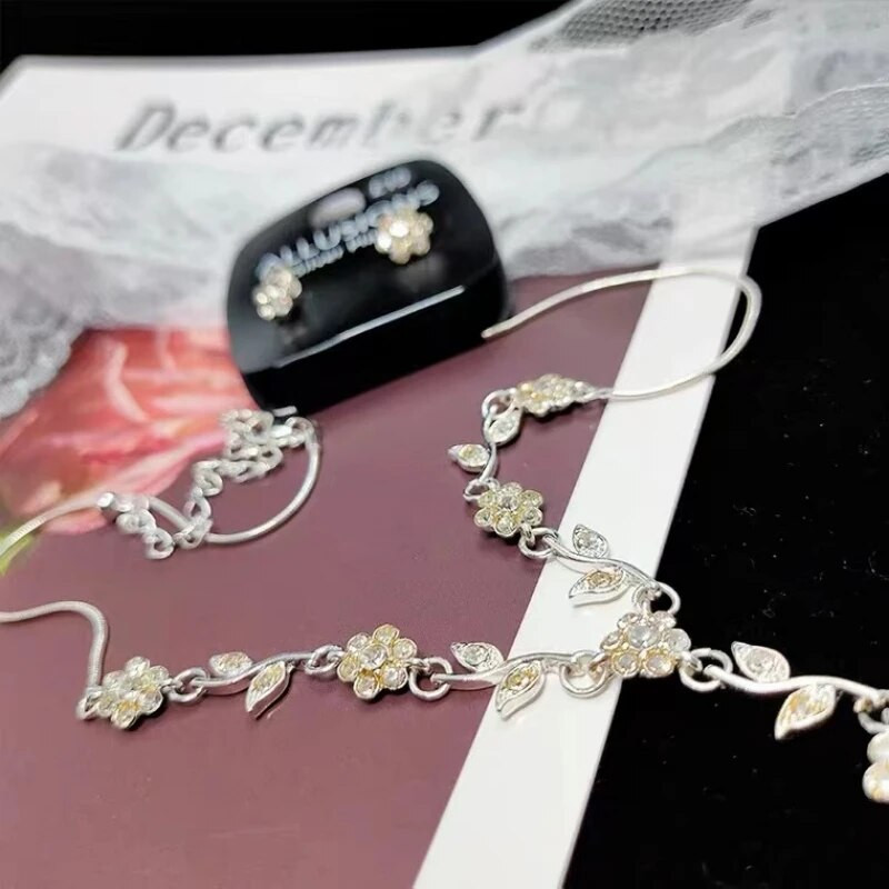 Romantiline võlu, lehestikuga lilledega kaelakee kõrvarõngaste komplekt naistele. Õrn hõbetatud tsirkoonist pulmakee kihlusKingitus