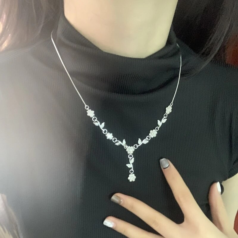 Romantiline võlu, lehestikuga lilledega kaelakee kõrvarõngaste komplekt naistele. Õrn hõbetatud tsirkoonist pulmakee kihlusKingitus