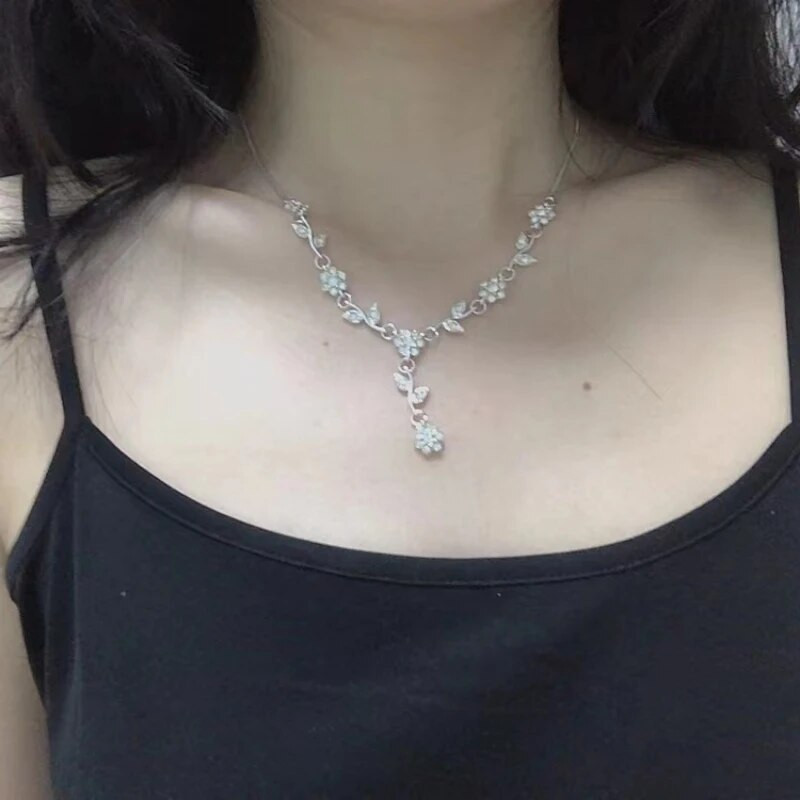 Romantiline võlu, lehestikuga lilledega kaelakee kõrvarõngaste komplekt naistele. Õrn hõbetatud tsirkoonist pulmakee kihlusKingitus