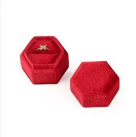 Punase sameti topeltsõrmuste karp ettepaneku tegemiseks pulmakihlumiseks Ystävänpäivä kingitussõrmuse hoiustamine Ehete korraldaja vitriin