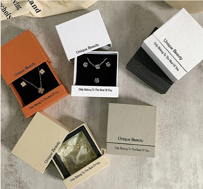 Jauna atvilktņu dārglietu kastīte ar PE membrānas balstiekārtu gredzeniem auskariem rokassprādzes kaklarota ar bruņu glabāšanas organizatora kastīti