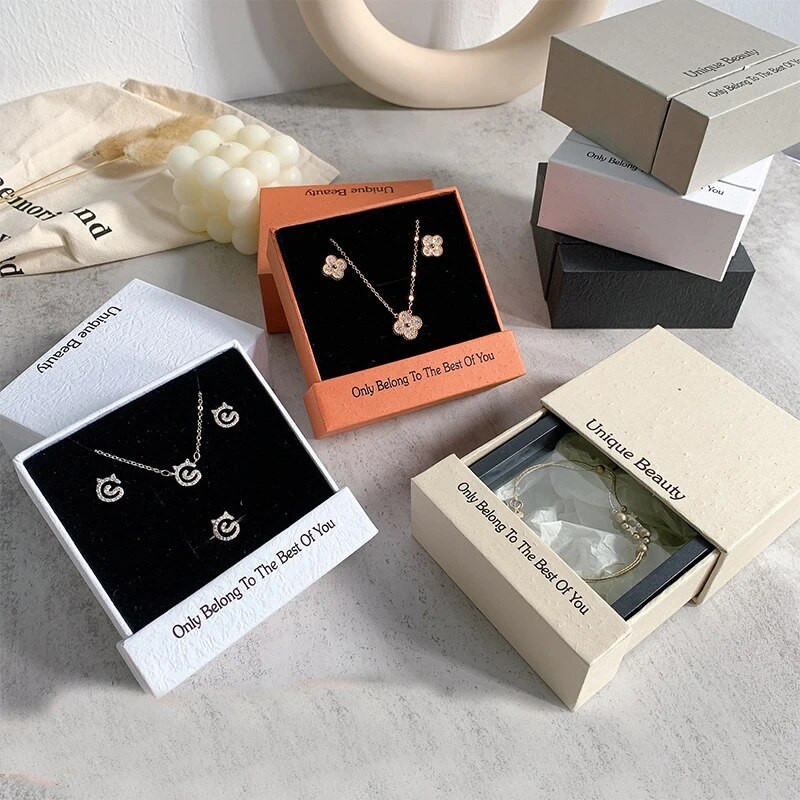 Jauna atvilktņu dārglietu kastīte ar PE membrānas balstiekārtu gredzeniem auskariem rokassprādzes kaklarota ar bruņu glabāšanas organizatora kastīti