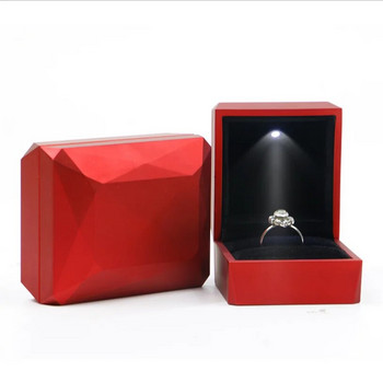 Нова LED светлина Кутия за бижута за сватбен годеж Предлагам висулка Гривна Колие Пръстен Обеци Органайзер Квадратна кутия за бижута
