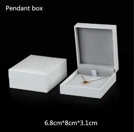 Uus kaarekujuline pärlilukuga ehtekarp pulmade jaoks Kaelakee Kõrvarõngad Ripatsid Korraldaja PU-nahast vitriin