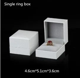 Uus kaarekujuline pärlilukuga ehtekarp pulmade jaoks Kaelakee Kõrvarõngad Ripatsid Korraldaja PU-nahast vitriin