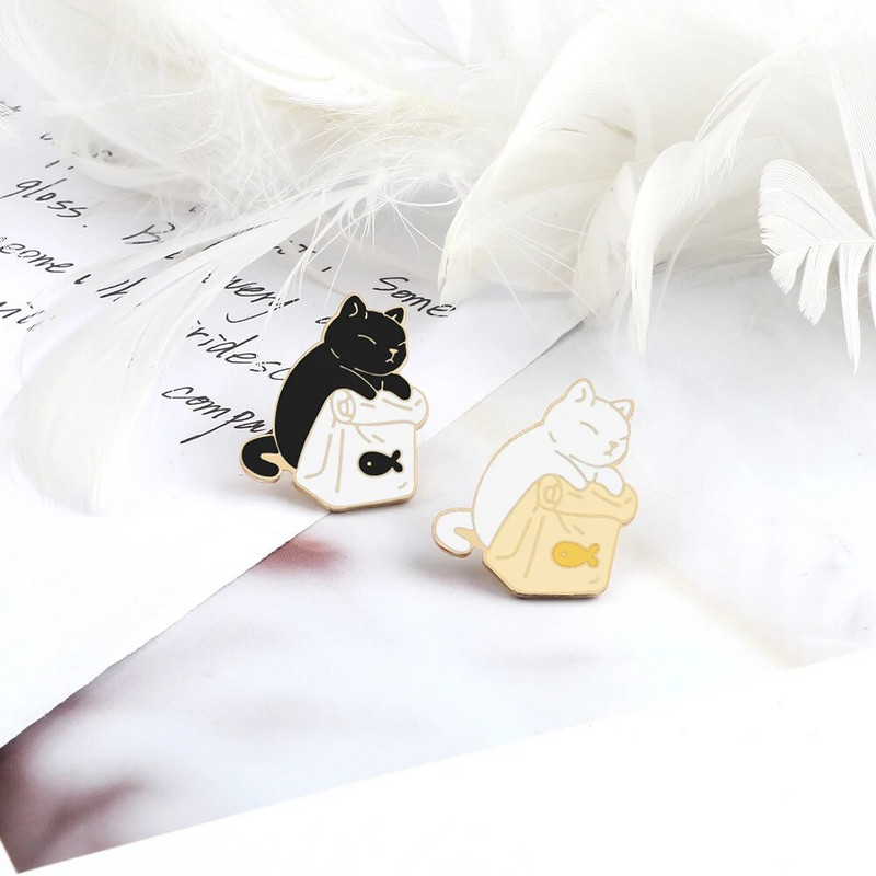 Multifilm Loomade prossid Must Valge Paar Kass Kala Luu Emailnõelad Riided Kaelarihm Reväärinõel Kott Metallist Märgid Ehted Armastajale