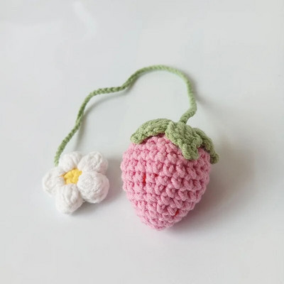 Roztomilý ručne vyrobený kvetinový pletený prívesok do spätného zrkadla do auta, dekorácia so závesným háčkovaným ružovým jahodovým príveskom na kľúče, darček pre ženy a dievčatá.