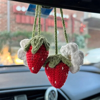 Roztomilý ručne vyrobený kvetinový pletený prívesok do spätného zrkadla do auta, dekorácia so závesným háčkovaným ružovým jahodovým príveskom na kľúče, darček pre ženy a dievčatá.