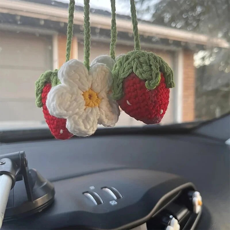 Roztomilý ručne vyrobený kvetinový pletený prívesok do spätného zrkadla do auta, dekorácia so závesným háčkovaným ružovým jahodovým príveskom na kľúče, darček pre ženy a dievčatá.