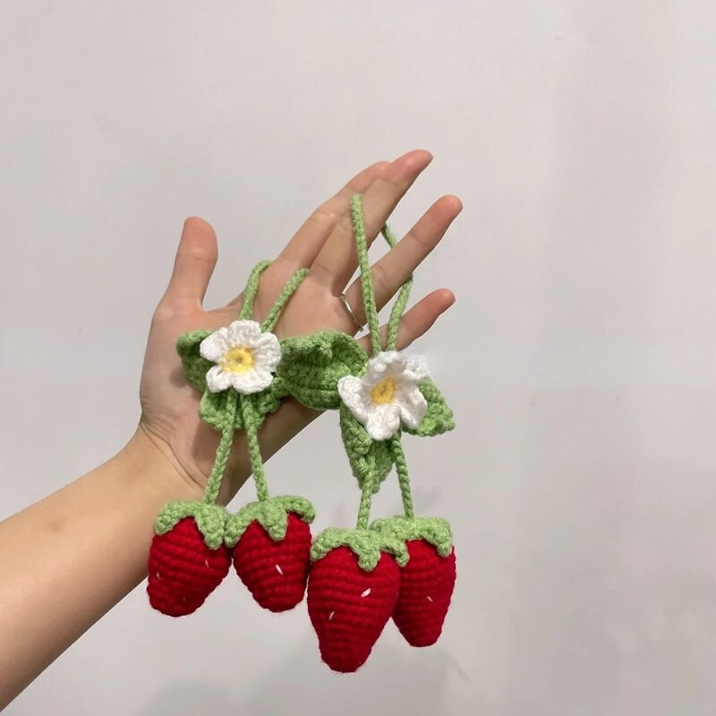 Super armas maasikapuuviljade autodekoratsioon heegeldatud punase maasikaga auto rippuv teismeliste interjöör tahavaate peegli kaunistus