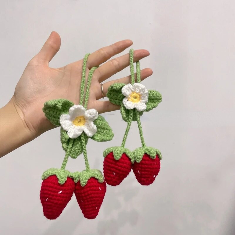 Super armas maasikapuuviljade autodekoratsioon heegeldatud punase maasikaga auto rippuv teismeliste interjöör tahavaate peegli kaunistus