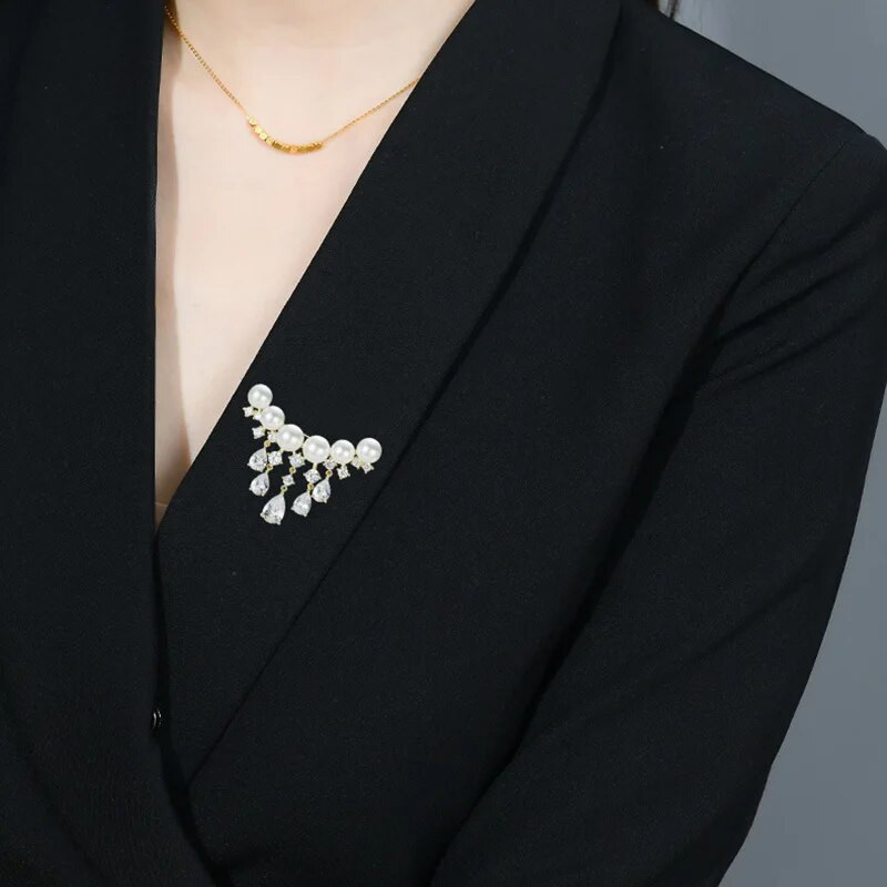 Elegantsed valgete kristallpärlitega prossid naistele tüdrukutele Luksuslikud kullavärvi vesipiisad kividest tuti prossid