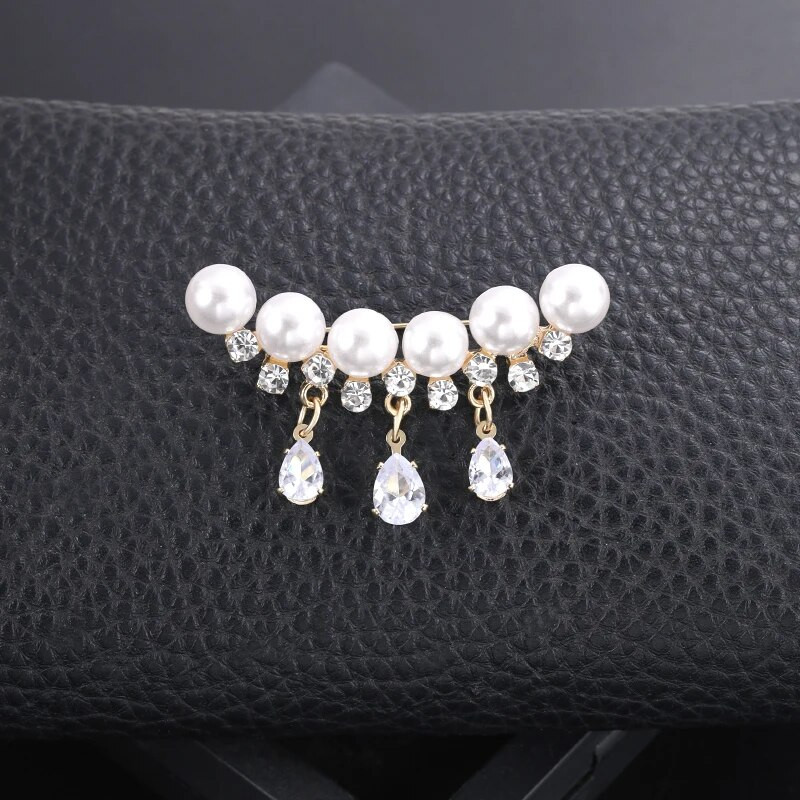 Elegantsed valgete kristallpärlitega prossid naistele tüdrukutele Luksuslikud kullavärvi vesipiisad kividest tuti prossid