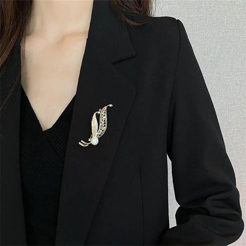 Õrn puulehe sulgede kuju pross Rhinestone õõnes taim prossid temperament emane sall krae reväär pandla pin Ehe