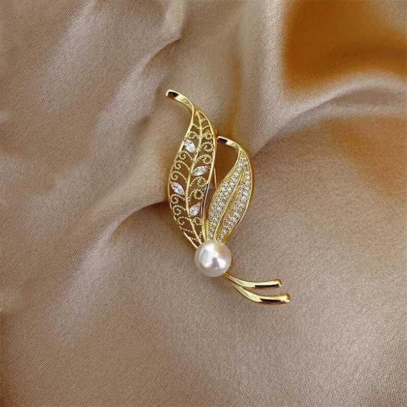 Õrn puulehe sulgede kuju pross Rhinestone õõnes taim prossid temperament emane sall krae reväär pandla pin Ehe