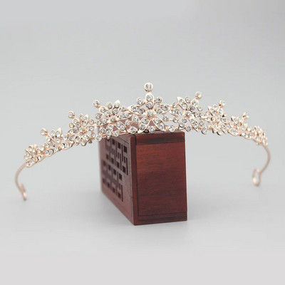 Kuldse hõbedase värvi tiaarad ja kroonid pulmadeks pruudipeo jaoks Kristallpärlid Diadeemid Rhinestone`i peakaunistused Moeaksessuaarid