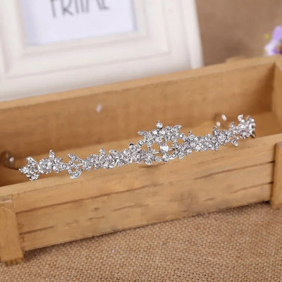 Kuldse hõbedase värvi tiaarad ja kroonid pulmadeks pruudipeo jaoks Kristallpärlid Diadeemid Rhinestone`i peakaunistused Moeaksessuaarid