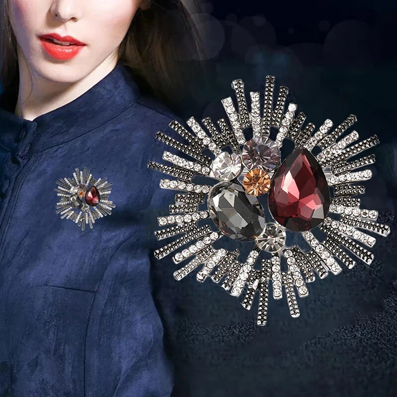 1 vnt. Madinga Kalnų krištolo brangakmenio gėlėta sagė moterims Paltas tamsiai mėlynas raudonas krištolinis ženkliukas apykaklės segtukas vakarėlių papuošalų priedai