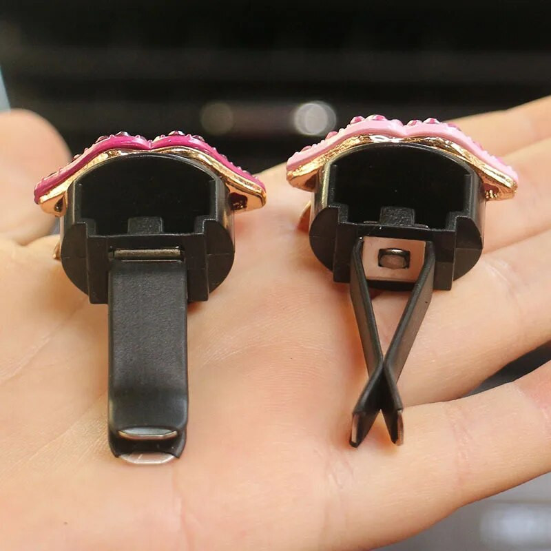 Automobilio oro išleidimo anga Aromaterapinė klipas kvepalų segtukas deimantinis raudonas lūpų segtukas kvepalų oro gaiviklio segtukas Auto salono priedai