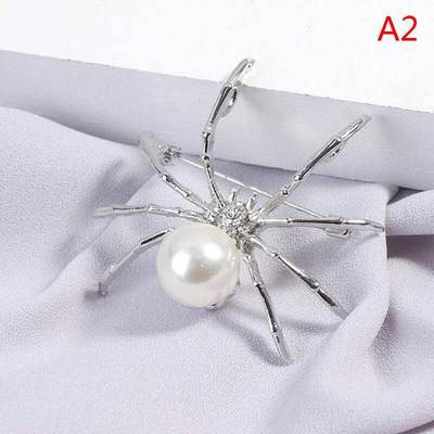 1 tk must/valge Kvaliteetne ämblikpärlitest putukate pross Naistele korss Kingitused meestele Aksessuaarid Korea moe isiksusega ehted