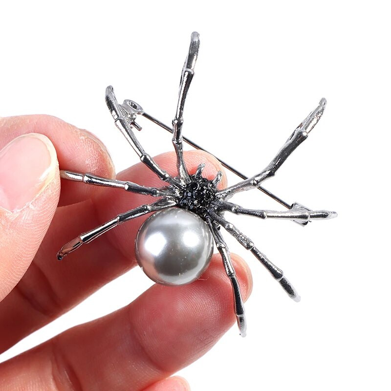 1 tk must/valge Kvaliteetne ämblikpärlitest putukate pross Naistele korss Kingitused meestele Aksessuaarid Korea moe isiksusega ehted