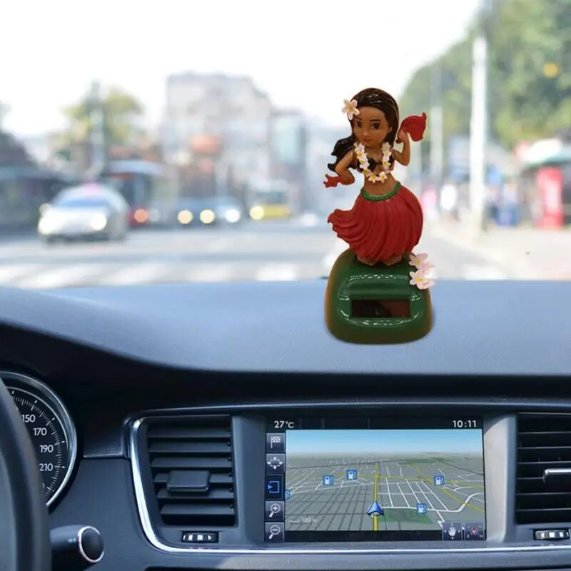 Päikeseenergia Hawaii tüdruk Hulas Bobbing Tantsumänguasi Raputab pead nukk auto armatuurlauale Tantsib päikeseenergial töötava auto interjööri