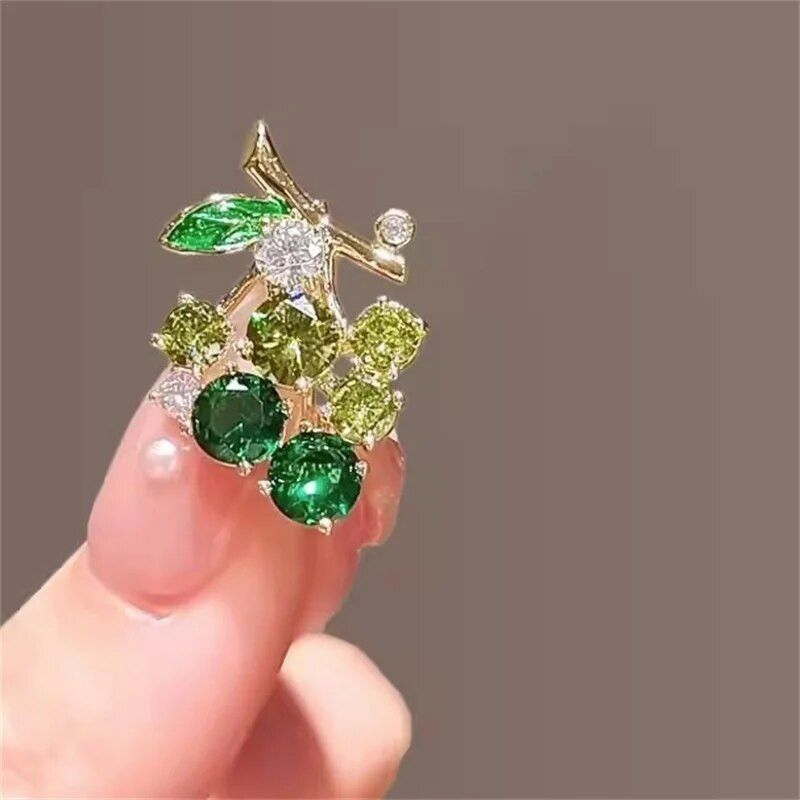 1PC Mini Delicate Grape Pins Καρφίτσες σταφυλιού για γυναίκες Rhineson Purple Grape Fruits Casual Suit Καρφίτσες καρφίτσας Δώρα