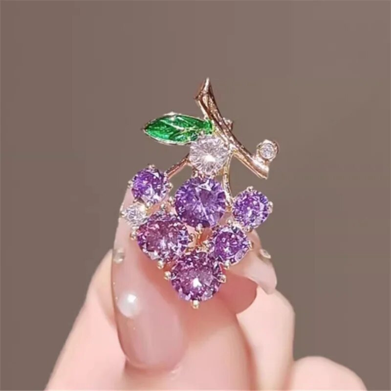 1PC Mini Delicate Grape Pins Καρφίτσες σταφυλιού για γυναίκες Rhineson Purple Grape Fruits Casual Suit Καρφίτσες καρφίτσας Δώρα