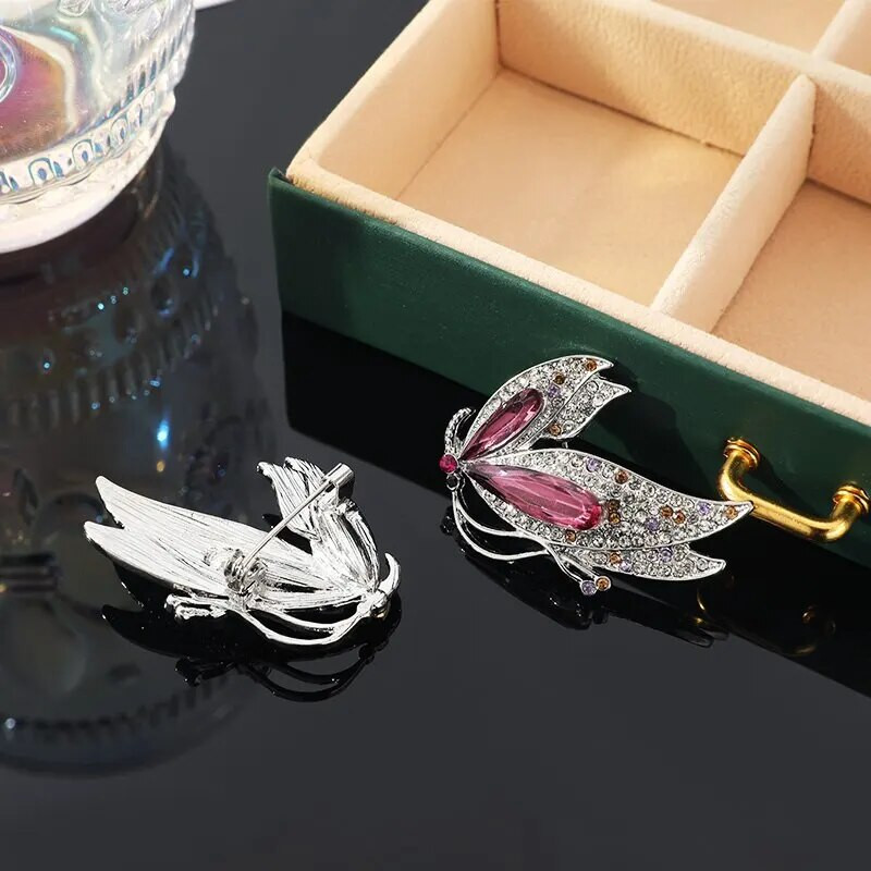 2 tk imitatsiooniga valge kullavärvi pross meestele ja naistele korssilillast kristallklaasist juhusliku komplektiga kivist ehteid