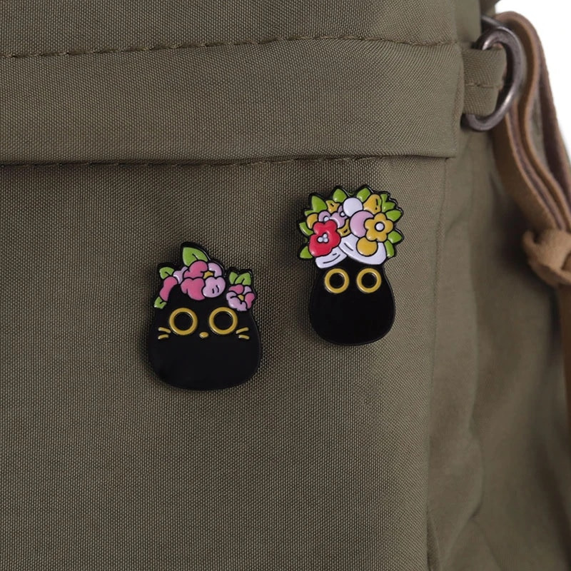 Mustad kassid emailnõelad Kohandatud suured silmad kassipoja prossid rinnamärgid lillelised loomad multifilmid naljakad ehted kingitus sõpradele