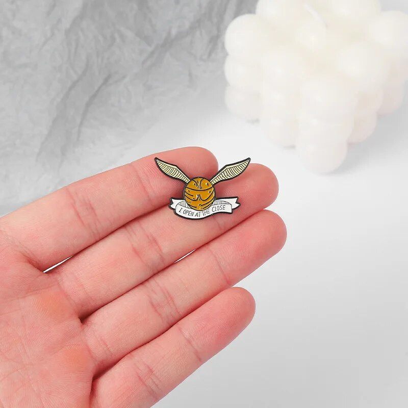 Loomingulised kollased ümmargused tiivad emailitud pross inglisekeelsed tähed lõbusad sulamist nööpnõelad märgi isikupära Retro ehted kingitus sõpradele