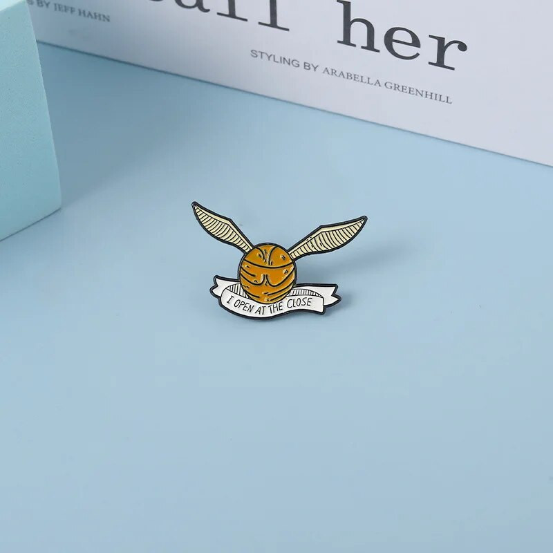 Loomingulised kollased ümmargused tiivad emailitud pross inglisekeelsed tähed lõbusad sulamist nööpnõelad märgi isikupära Retro ehted kingitus sõpradele